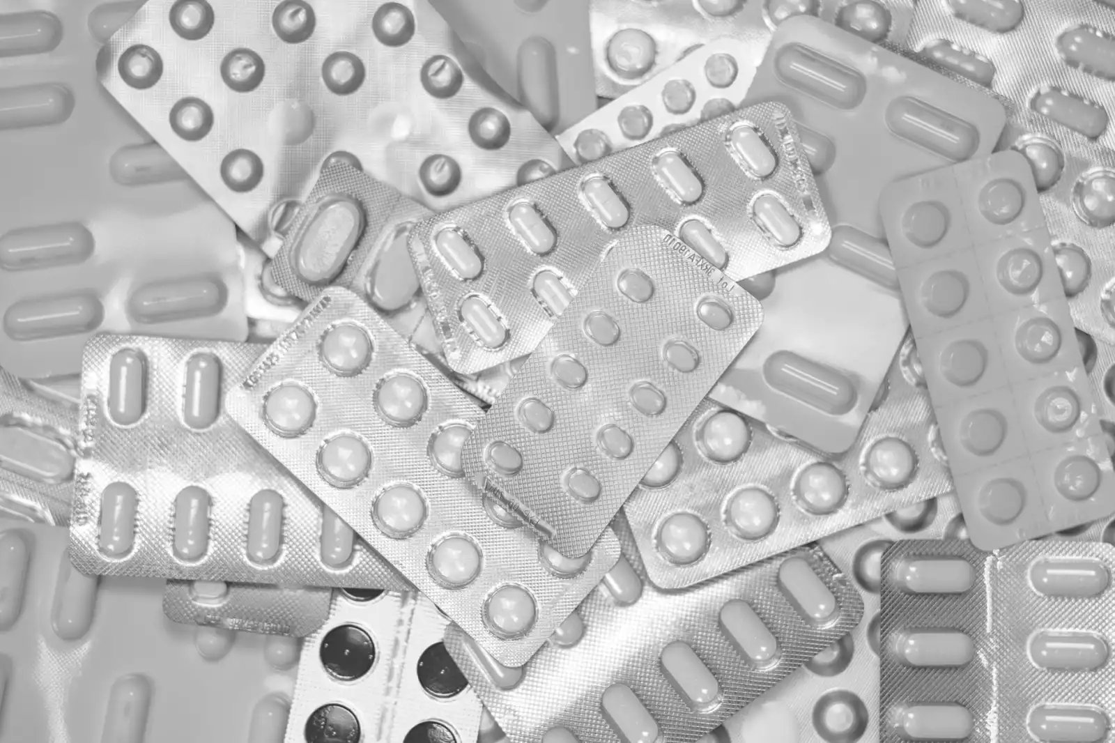 重庆迈阔科技防爆柜与酸碱柜配套方案在实验室安全存储中的应用分析