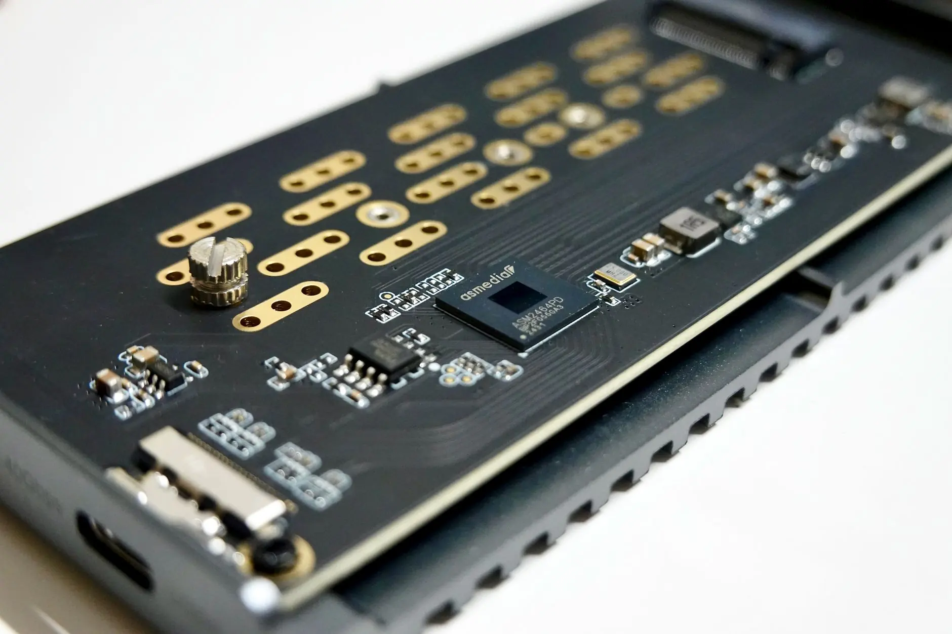 防爆柜与酸碱柜选型要点对比及适用场景分析