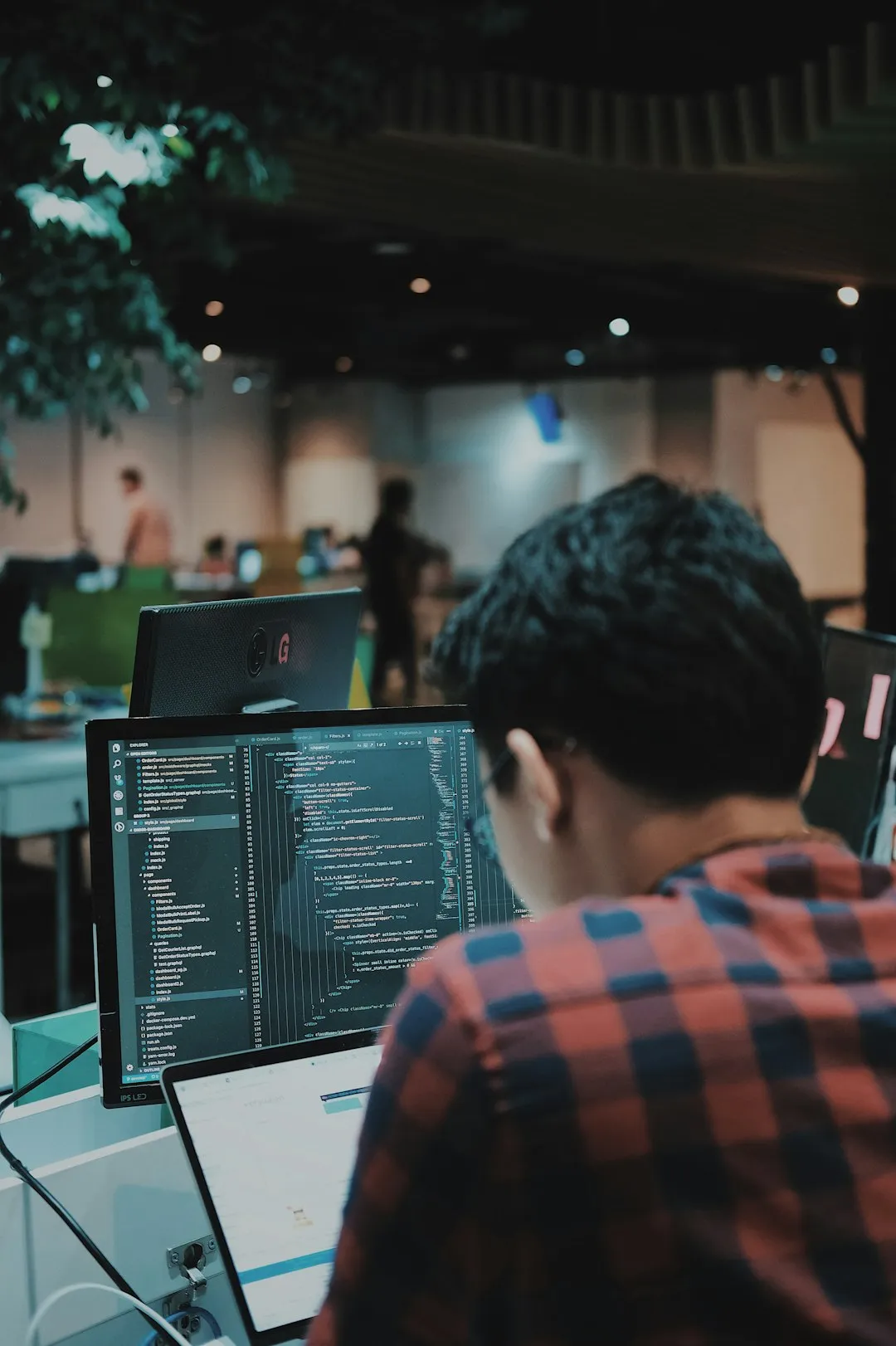 防爆柜与酸碱柜组合方案在实验室安全存储中的应用